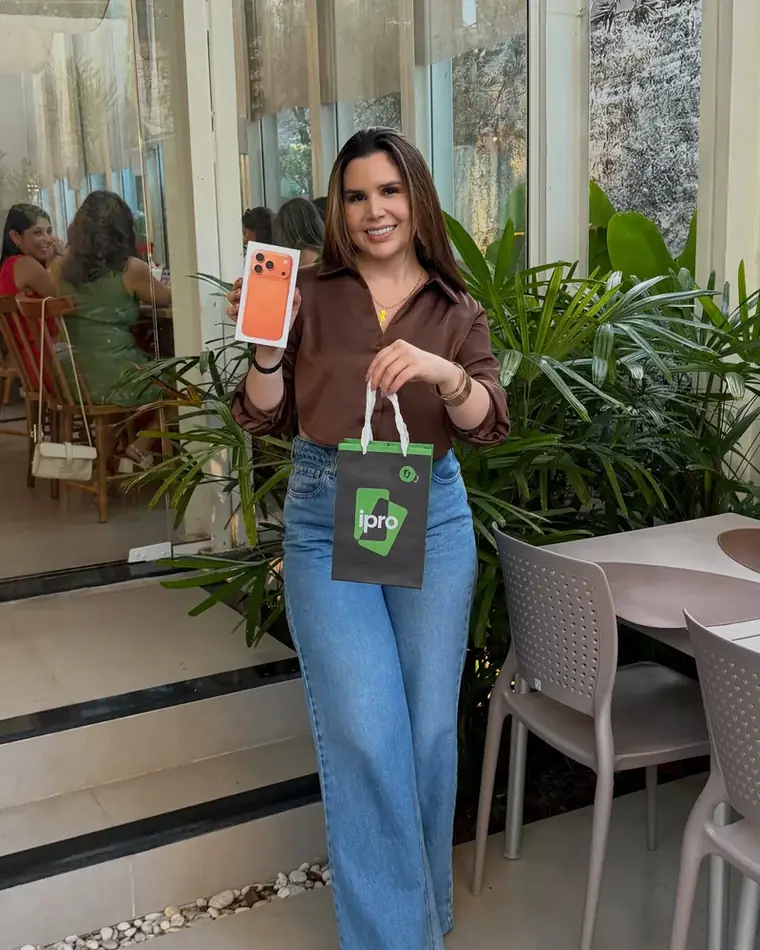 Cliente com iPhone e sacola da iPro