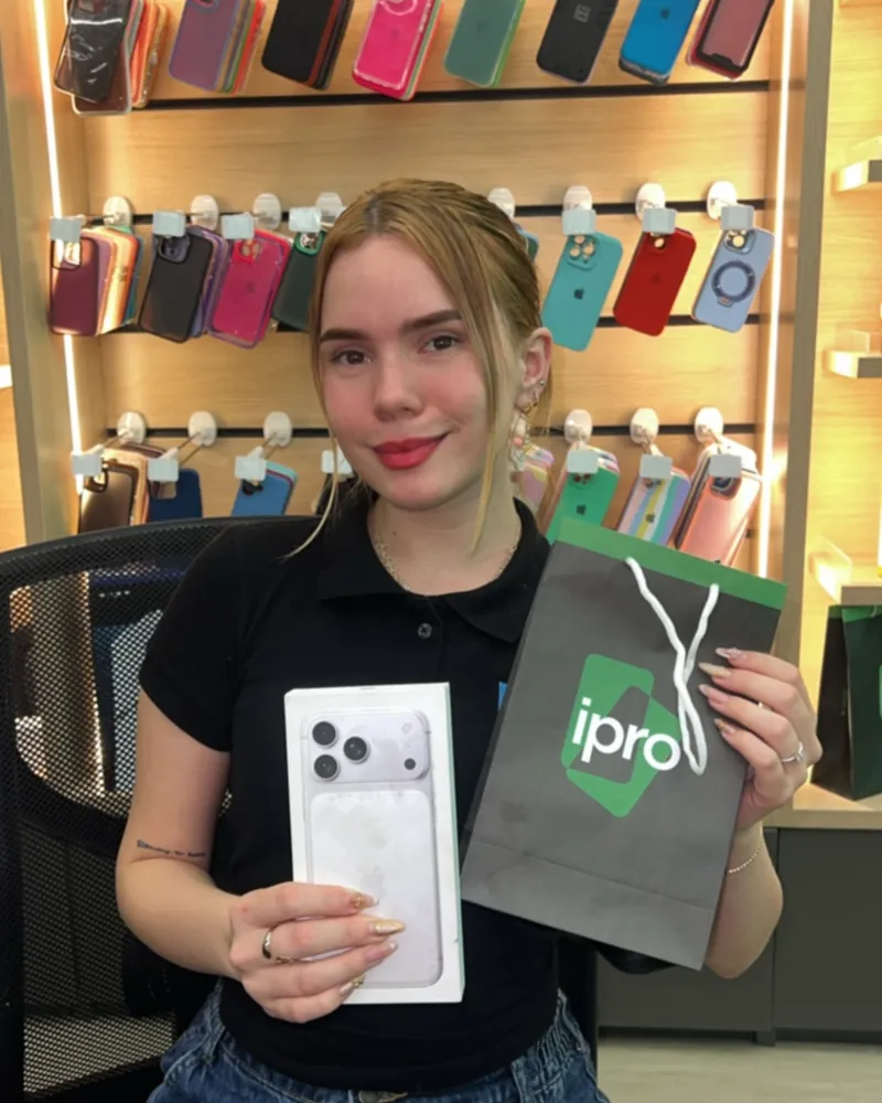 Cliente com iPhone novo na loja