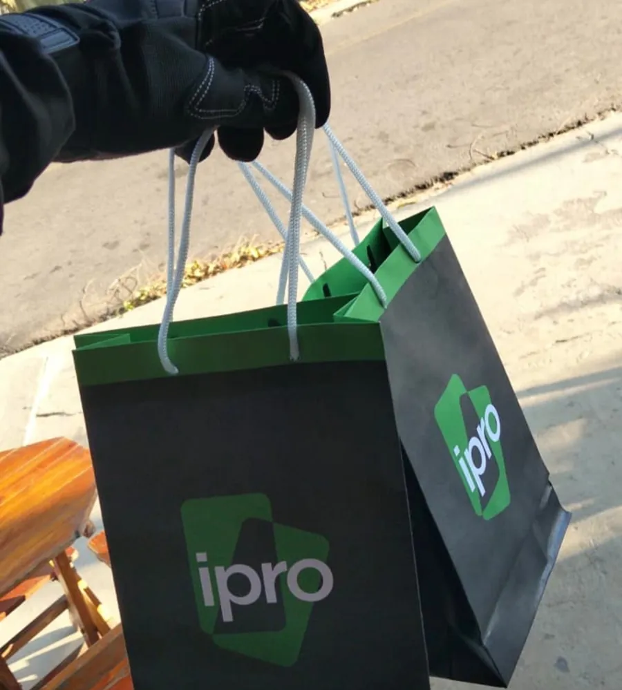 Entregador com sacolas da iPro